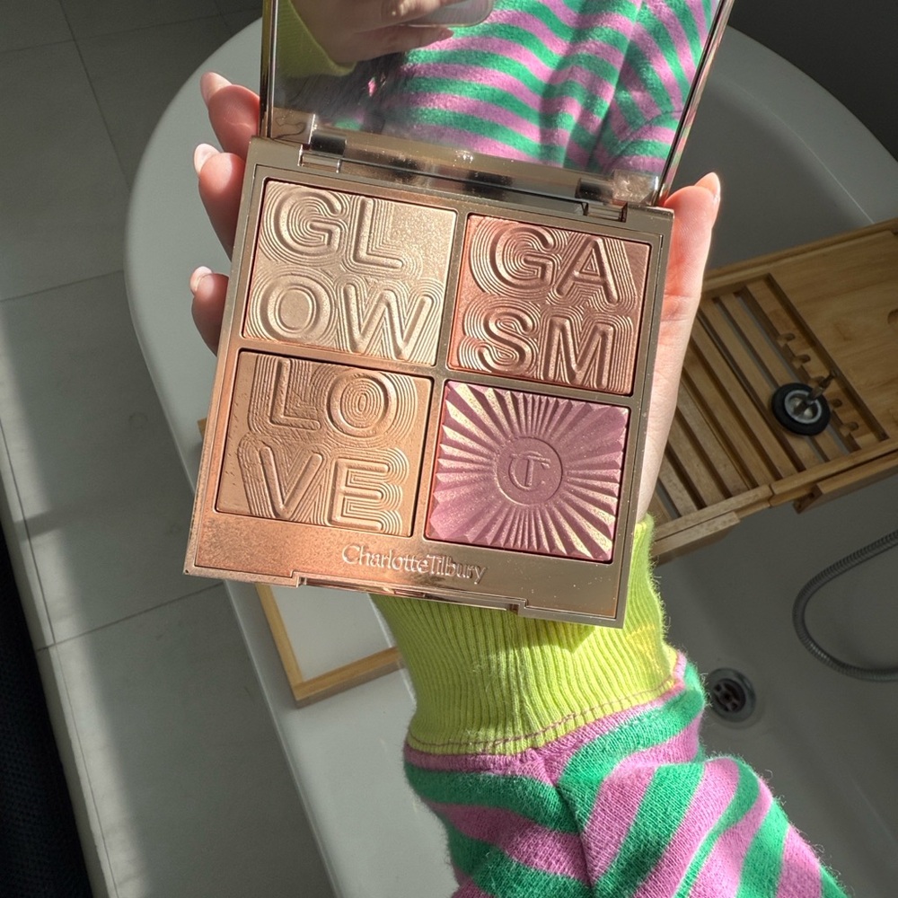 Charlotte Tilbury Glowgasm Palette in Lightgasm